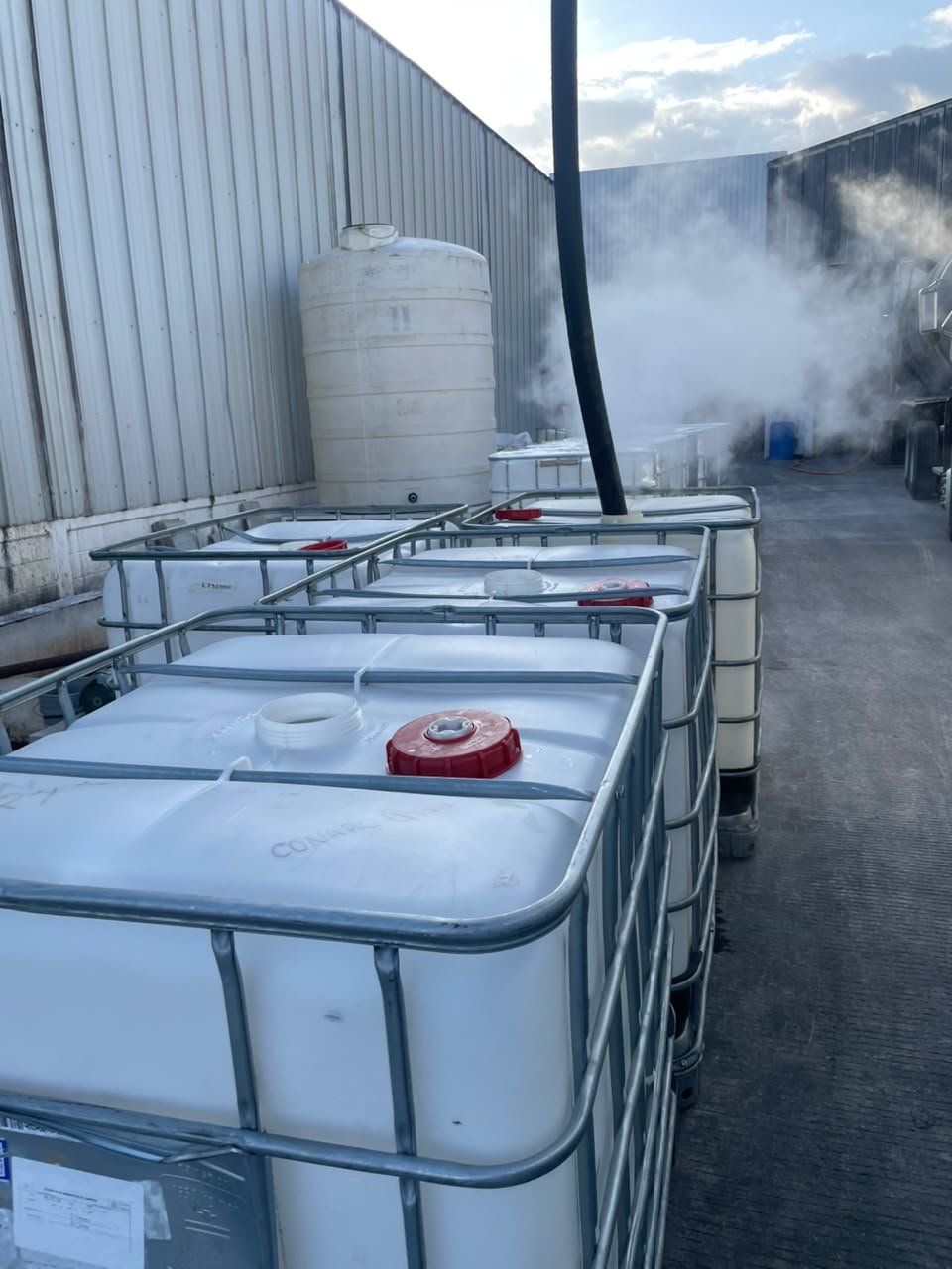 Entrega de contenedores IBC a cliente industrial